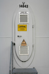 Warnschilder an der T&uuml;r einer Windkraftanlage