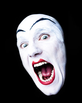 Lachendes Gesicht von weissem Clown mit Glatze und roten Lippen