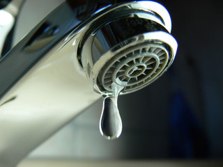 Wasserhahn mit Wassertropfen, Nahaufnahme