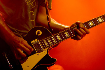 Photo de spectacle - Gros plan sur le guitariste de rock
