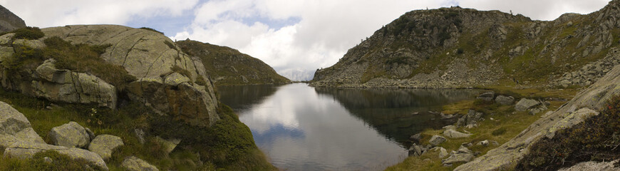 Fototapeta na wymiar Beautiful lake in the rocky mountains