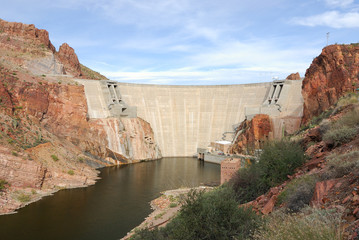Fototapeta na wymiar Rosevelt Dam at the Apache Trails in Arizona