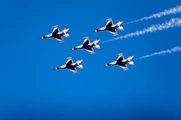 F-16 Thunderbird jets flying in formation
