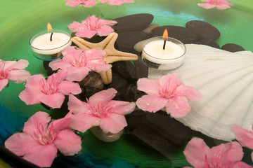 Obraz na płótnie Canvas Aromatheraphy z kwiatów i świec w wodzie