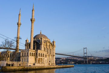 Fototapeta na wymiar Meczet Ortakoy i Most w Stambule