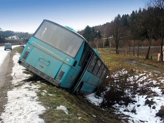 Busses in Strassengraben