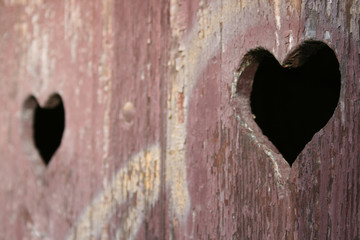 Zwei Herzen in Holztür