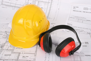 Bauplan mit Helm