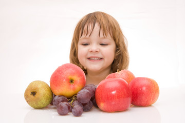 Fototapeta na wymiar kids should eat fruits!