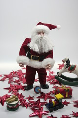 Weihnachtsmann-Biegepuppe inmitten seiner Geschenke