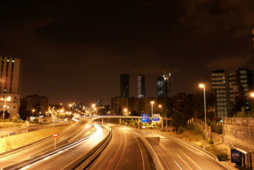 Fototapeta na wymiar Autostrada w nocy w Madrycie