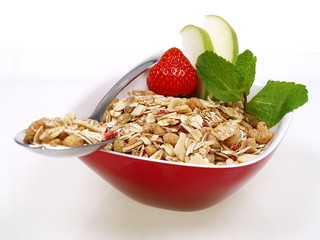 frühstücksmüsli mit früchte freigestellt auf weißem hintergrund