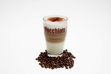 Latte Macchiato mit Kaffeebohnen
