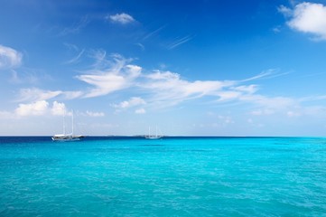 Fototapeta na wymiar Ładny marine krajobraz z żeglarzy, Malediwy