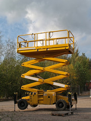 Uplift platform for industrial work, close-up