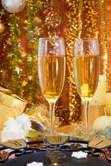 Christmas decoration of two glasses of champagne and the clock.