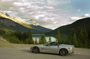 Fototapeta na wymiar sportowy samochód w górach