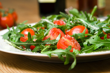 gesunder tomatensalat rucola olivenöl balsamico