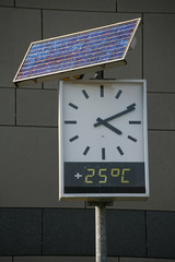 Sonnenenergiebetriebene Uhr