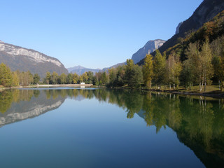 Lac des Alpes en automne