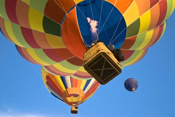 Abwaschbare Fototapete Ballon Heißluftballon, der den Brenner betätigt
