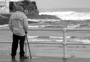 Hombre mirando al mar