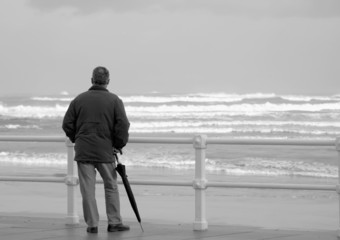 Hombre mirando al mar