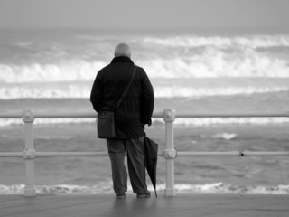 Hombre mirando al mar