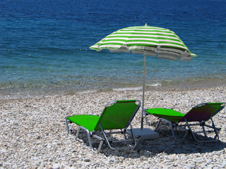 Sonnenshirm und Liegestuhl