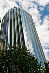 Obraz premium unusual slightly curved modern skyscraper in boston 