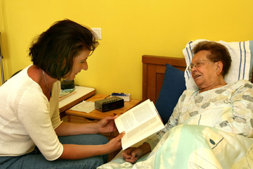 Pflegerin mit Seniorin