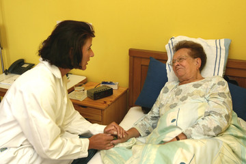 Pflegerin mit Seniorin