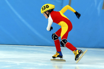 enfant patineur de vitesse sur glace au depard