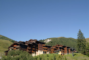 hameau de la station de Valmorel en été.F73