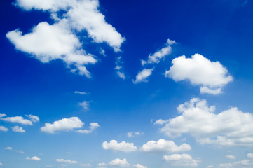 Naklejka na ściany i meble Białe puszyste chmury na niebieskim niebie.