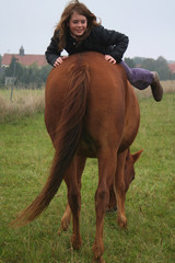 Teenager Svea mit ihrem Pferd