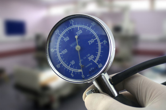 Hand in latex glove is performing preasure measurement