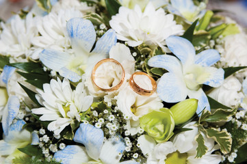 Obraz na płótnie Canvas nice colourful wedding bouquet with two rings