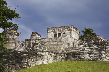 Fototapeta na wymiar Ruiny Majów w Tulum. Znajduje się na półwyspie Jukatan w Meksyku