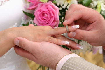 bride and groom changing wedding rings