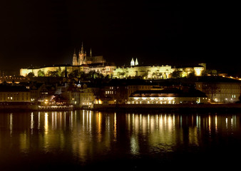 Obraz na płótnie Canvas Hradcany and castle at night reflecting in Vltava, Prague