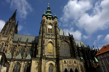 Fototapeta na wymiar St.Vitus Church in Prague on a bright and sunny day