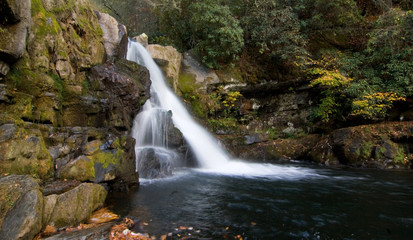 Fototapeta premium autumn waterfall in tennessee, america