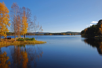 Fototapeta na wymiar Jezioro jesienią