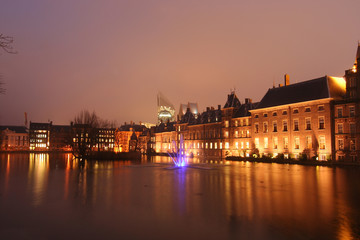Fototapeta na wymiar Holenderski parlament z kolorowym światła fontanny w godzinach wieczornych