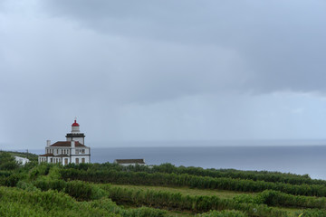 Fototapeta na wymiar Stara latarnia na wybrzeżu wyspy w Azory