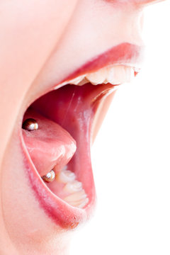 Offener Mund mit Piercing durch Zunge schreiend