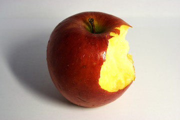 Angebissener Apfel