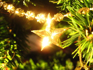 Leuchtender Stern am geschmückten Weihnachsbaum