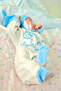 newborn tot on blanket in bonnet